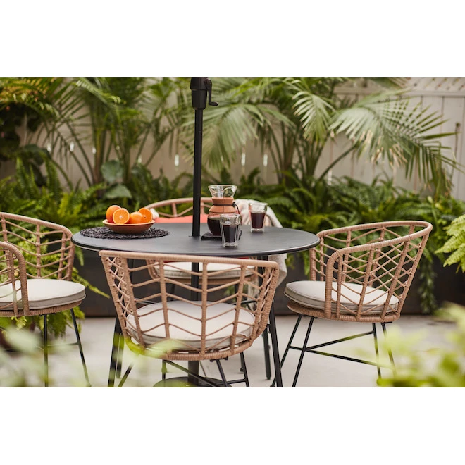 Ensemble Salle à Manger Extérieur Wanderlust Par Allen + Roth Noir, Naturel Et Blanc Cassé, 5 Pcs 6 Ensemble Salle à Manger Extérieur Wanderlust Par Allen + Roth Noir, Naturel Et Blanc Cassé, 5 Pcs – Image 4