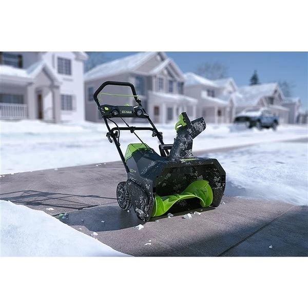Souffleuse à Neige électrique Sans Fil Greenworks PRO à Une Phase De 20 Po, 80 Volts (batterie Incluse) 6 Souffleuse à Neige électrique Sans Fil Greenworks PRO à Une Phase De 20 Po, 80 Volts (batterie Incluse) – Image 4