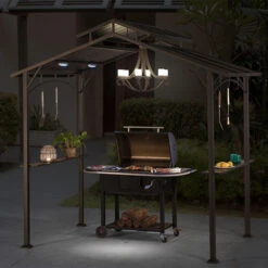 Abri-soleil à Toit Rigide Ventilé Style Selections, Acier, 2 Tablettes, Lumières DEL 7 Abri-soleil à Toit Rigide Ventilé Style Selections, Acier, 2 Tablettes, Lumières DEL -Outsunnies Boutique 38115297c L