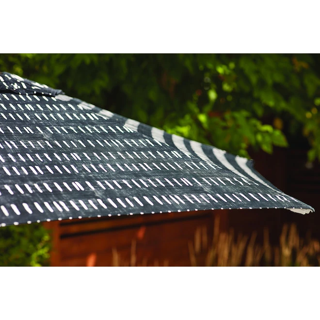 Parasol En Polyester Noir Rayé De Style Marché Par Style Selections De 7,5 Pi Avec Mécanisme D'inclinaison 4 Parasol En Polyester Noir Rayé De Style Marché Par Style Selections De 7,5 Pi Avec Mécanisme D'inclinaison – Image 2