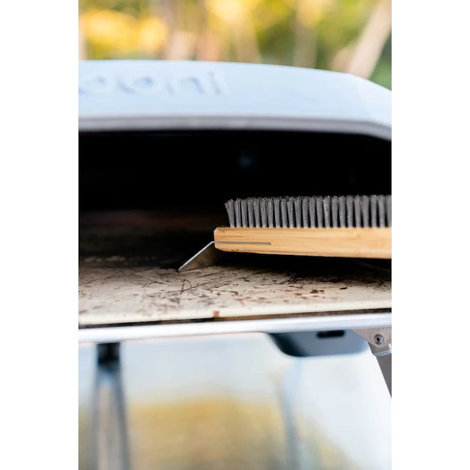 Brosse 2 En 1 Pour Four à Pizza Ooni, Brosse Et Grattoir, Poignée En Bambou, 23,6 Po 4 Brosse 2 En 1 Pour Four à Pizza Ooni, Brosse Et Grattoir, Poignée En Bambou, 23,6 Po – Image 2