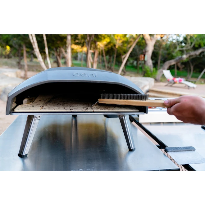 Brosse 2 En 1 Pour Four à Pizza Ooni, Brosse Et Grattoir, Poignée En Bambou, 23,6 Po 6 Brosse 2 En 1 Pour Four à Pizza Ooni, Brosse Et Grattoir, Poignée En Bambou, 23,6 Po – Image 4